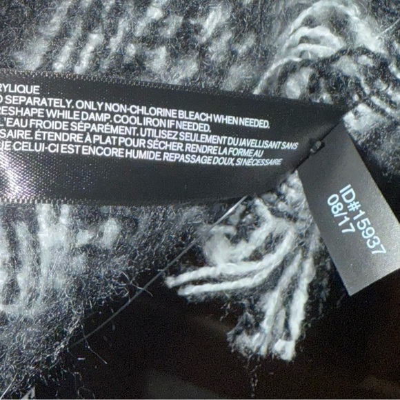 Express black and white blanket scarf NWT - Picture 3 of 5